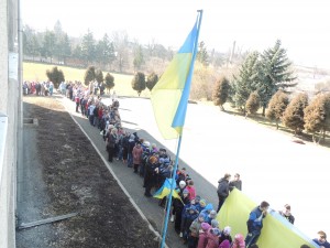 Учасники учнівської акції "...Наречемось України вірними синами" 